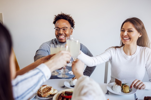 Счастливые люди за столом